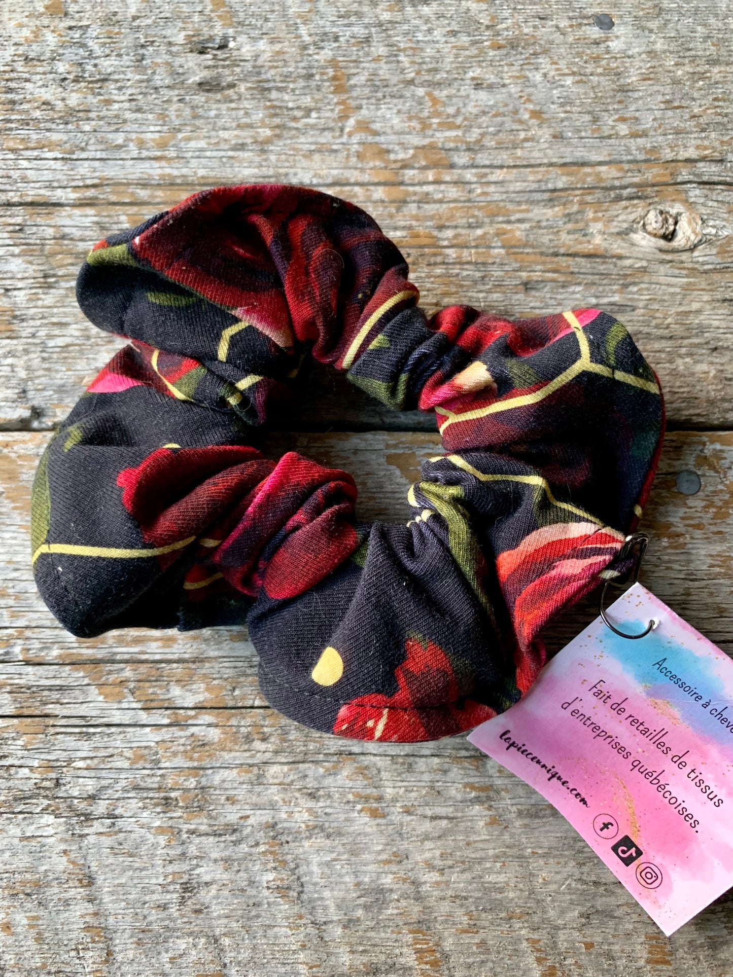 Chouchou - Fleurs rouges sur fond noir