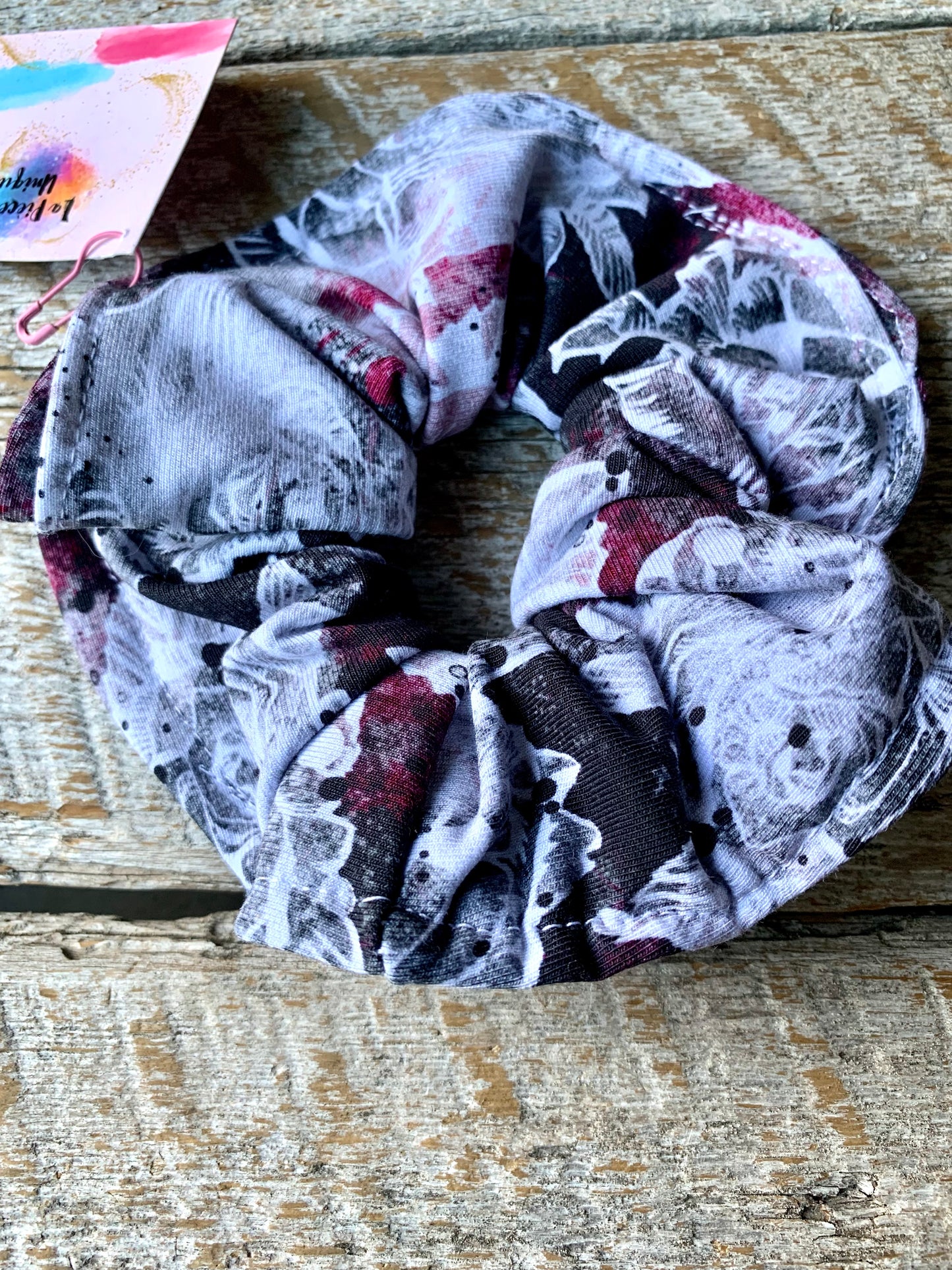 Chouchou - Roses grises sur fond rouge et noir