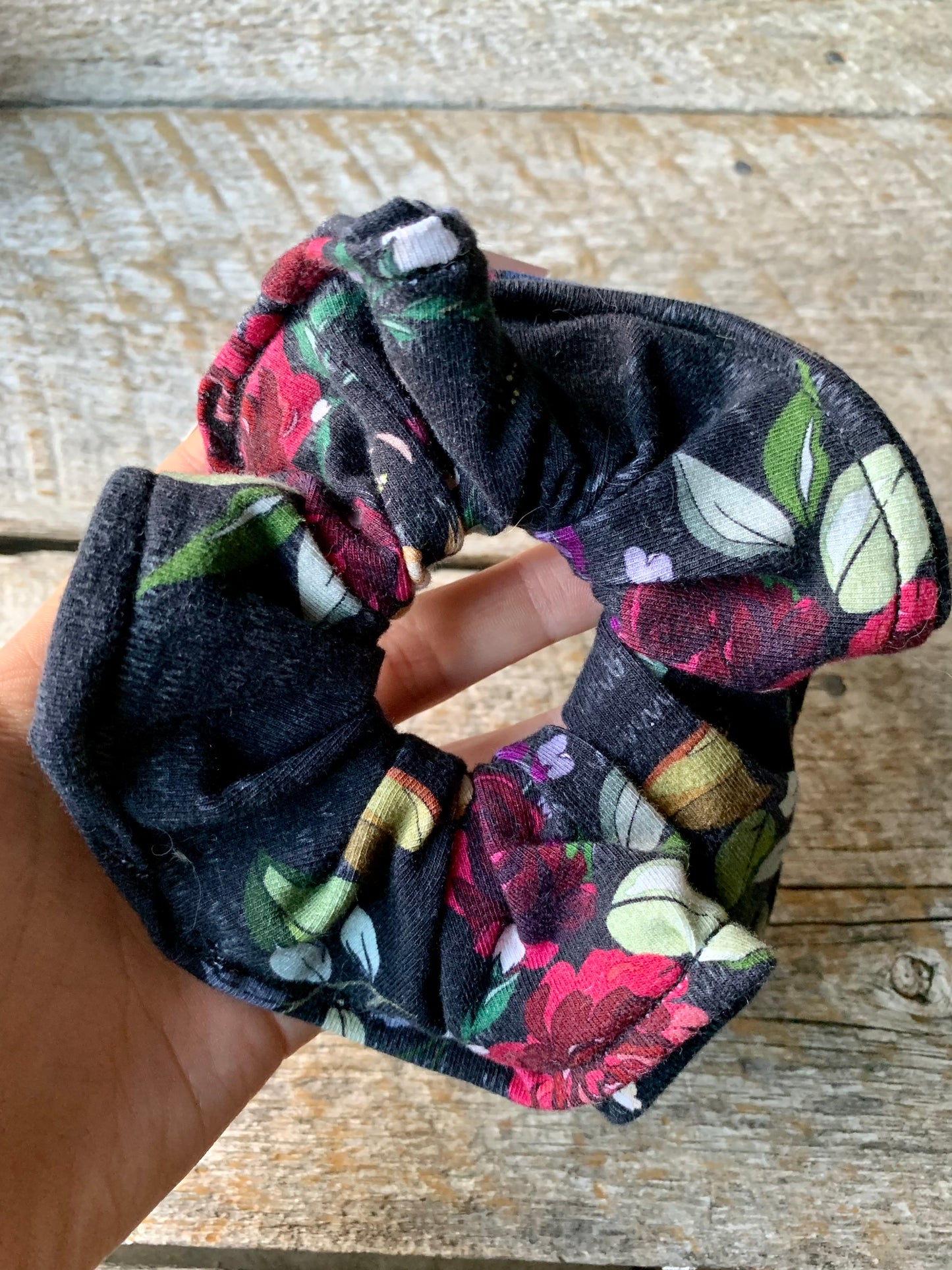 Chouchou - Floral fond noir tricot