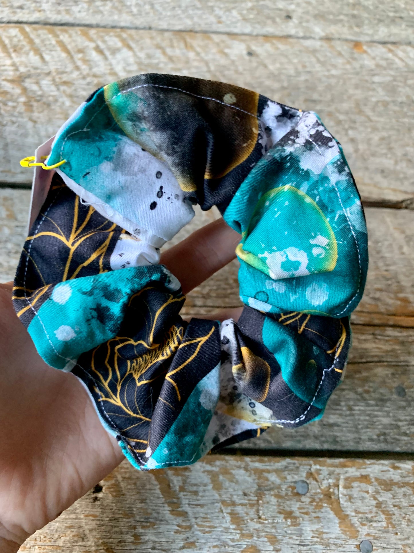 Chouchou - Fleurs ocre sur fond Aqua, blanc et noir