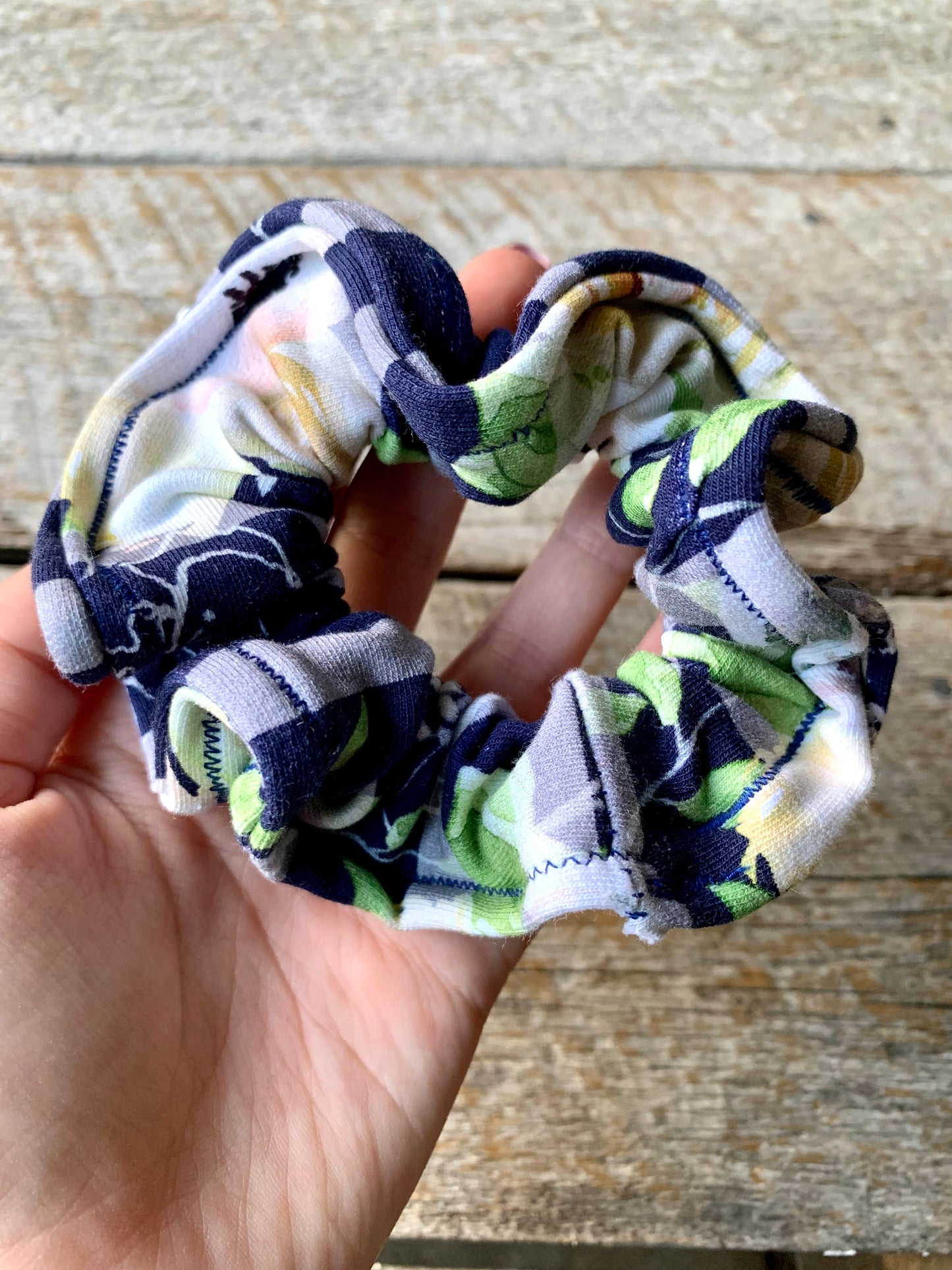 Chouchou - Floral sur fond rayé marine & gris