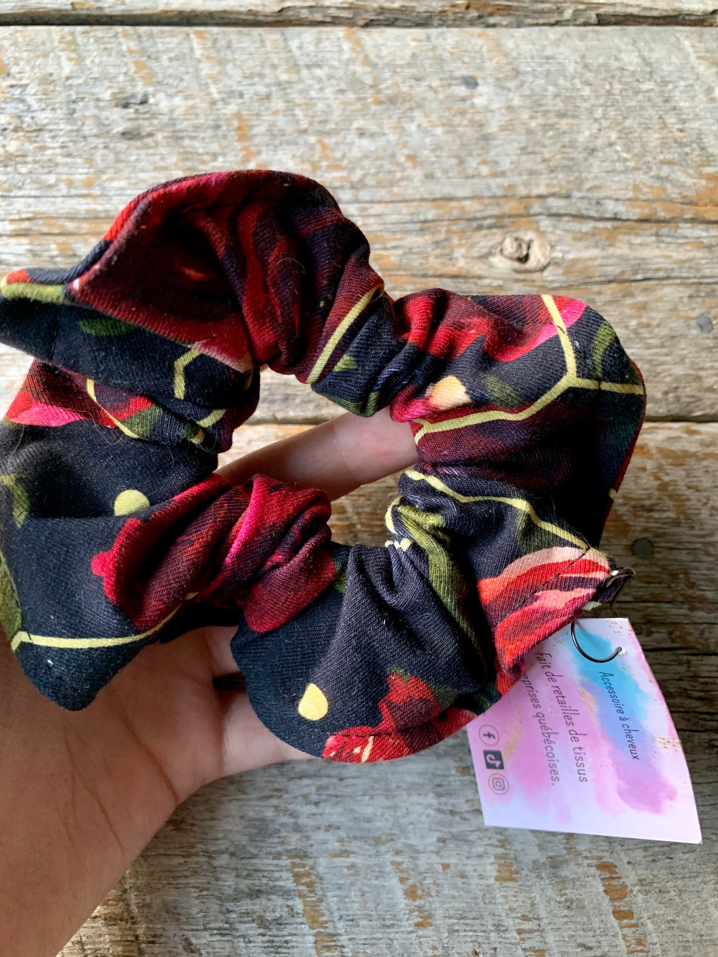 Chouchou - Fleurs rouges sur fond noir